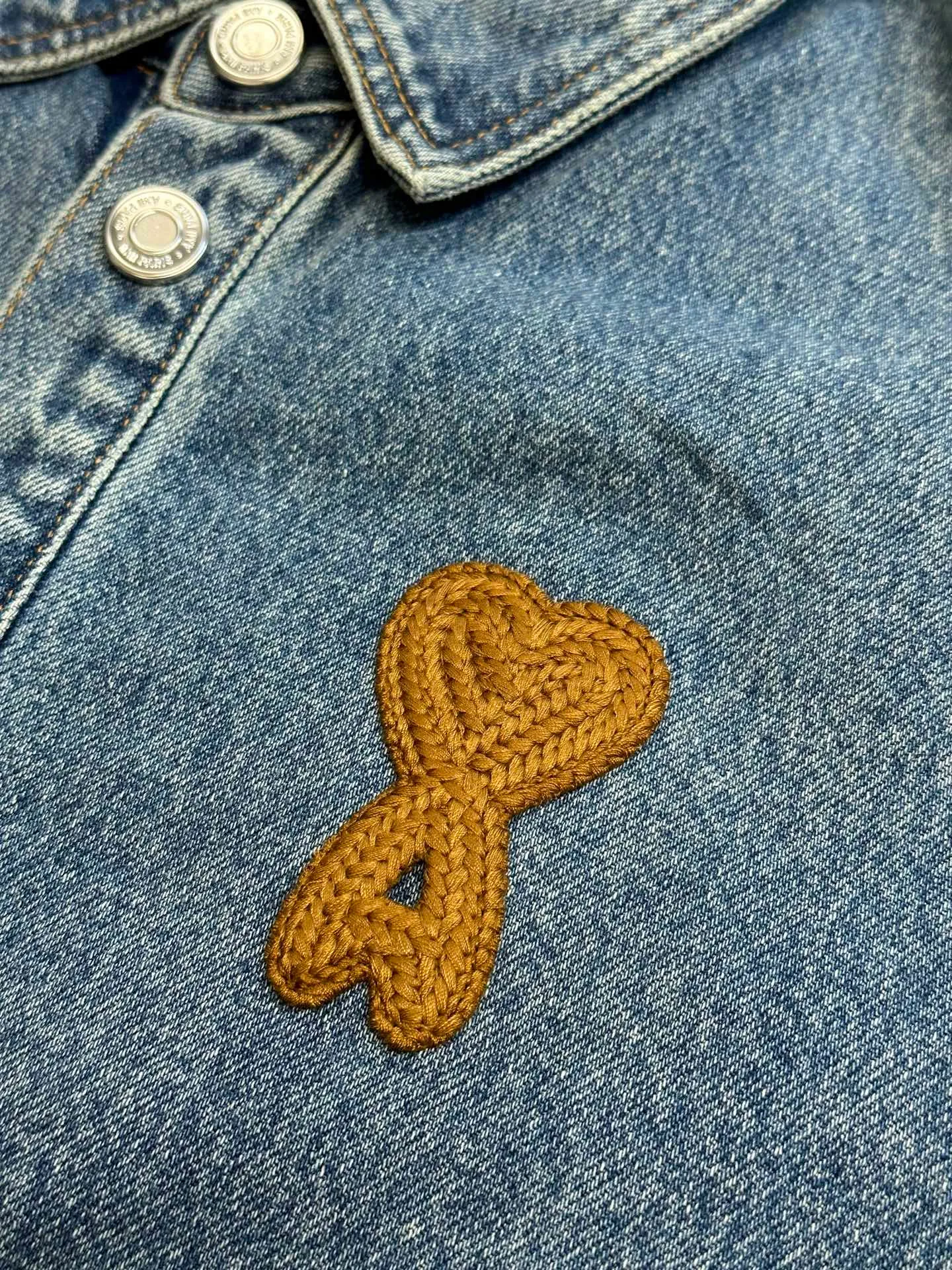 Ami's woven love denim jacket is made of custom-made gelatin soft-gloss combed cotton. The love logo is woven on the chest and is integrated into the body texture with fine stitching. It has its own Maison logo and a minimalist shirt silhouette with a stretch. Using imported machine embroidery seal technology, advanced computer control system and precision mechanical components, Ami weaves the love logo operation. Stone grinding, light fermentation + pulling, bleaching and softening. The mutual friction between the pumice stone and the clothes will cause wear and fading effects on the surface of the denim. Through the combination of pulling and bleaching, the clothes will produce a certain texture and stretching effect while bleaching. Stir-fried snowball Stir-fried salt Specially prepare the corresponding solution, add a certain amount of dye, soak the denim material in it to absorb the solvent, then scrub it and dry it to further fade and oxidize size: s m l xl